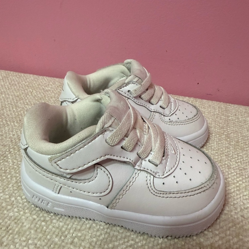 Nike Kids White and Gray Sneakers size 4.5c - Picture 2 of 5